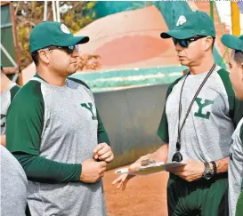  ??  ?? Willie Romero (izq) y Santos Hernández (coach) ajustando el plan del día