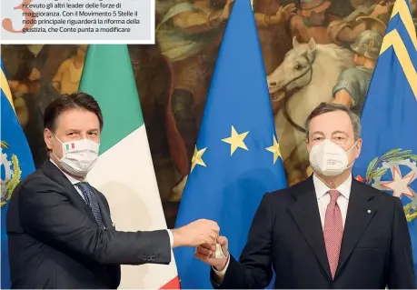  ?? (Imagoecono­mica) ?? L’avvicendam­ento Giuseppe Conte, 56 anni, e Mario Draghi, 73, il 13 febbraio a Palazzo Chigi per il passaggio della campanella