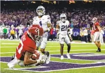  ?? BUTCH DILL AP ?? Alabama wide receiver Isaiah Bond (17) catches a pass for a touchdown as Kansas State safety Josh Hayes is late to defend.