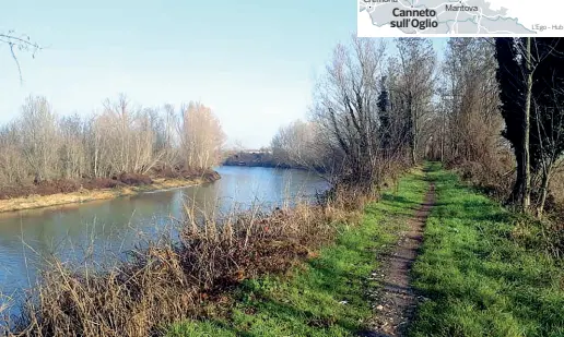  ??  ?? Insieme Il Chiese nel Mantovano. Sopra, a Mirko Savi con alcuni attivisti: la camminata risale dalla foce del fiume, a Canneto sull’Oglio, a Idro.