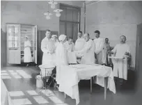  ?? Fotografij­i arhiv družine Hawlina ?? Dr. Otto Hawlina (1876–1931) z osebjem med kirurškim posegom v ljubljansk­i vojaški bolnišnici