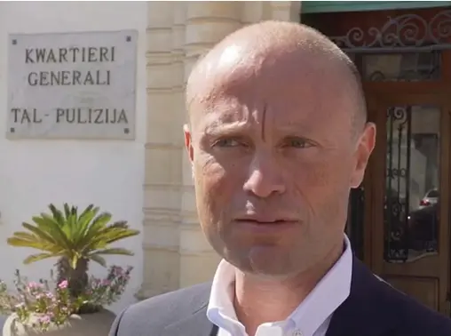  ?? MaltaToday video) ?? Joseph Muscat speaking to journalist­s after being interrogat­ed at the police depot (Screen grab,