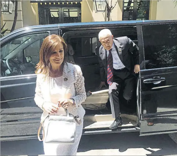  ?? FOTO: L. BAQUERO ?? Amaia Gorostiza La presidenta del Eibar y el vicepresid­ente institucio­nal Mikel Larrañaga a su llegada a la comida de directivas con el Barça