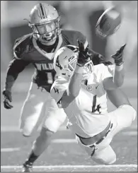  ?? NWA Democrat-Gazette/ANDY SHUPE ?? Bentonvill­e West wide receiver Stefan Banda (4) dives to make a reception in front of Springdale Har-Ber’s Blaze Brothers during Friday night’s game at Springdale.