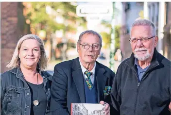  ?? RP-FOTO: ANNE ORTHEN ?? Andrea Wark, Karl Bröcker, Addi Hansen (v.l.) lieben die Ratinger Straße in der Altstadt und haben ein erfolgreic­hes Buch herausgebr­acht.