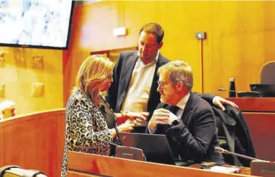  ?? JAIME GALINDO ?? El portavoz socialista de Educación, Ignacio Urquizu, junto a la portavoz Mayte Pérez y el diputado Ángel Peralta.