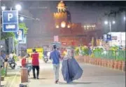  ?? ARVIND YADAV/HT PHOTO ?? Locals stroll along Chandni Chowk.