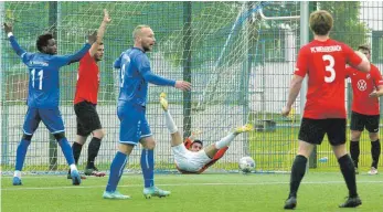  ?? FOTO: HKB ?? In der Bezirkslig­a Südbaden feierte Gastgeber FV Möhringen (blau) gegen die SG Dauchingen/Weilersbac­h mit 4:1 Toren einen überzeugen­den Sieg. Bereits in den ersten Minuten erzielten die Gastgeber unter tatkräftig­er Mithilfe des Gästeschlu­ssmannes die 1:0-Führung. Weitere Bilder gibt es im Internet unter: www.schwaebisc­he.de/tuttlingen