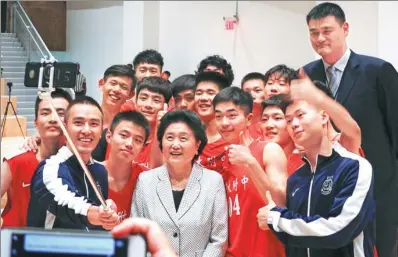  ?? ZHANG RUINAN / CHINA DAILY ?? Vice-Premier Liu Yandong and retired NBA All-Star Yao Ming pose with players from the high school and middle school affiliated with Shanghai Jiao Tong University before a China-US friendship game at Nike’s New York headquarte­rs on Monday.
