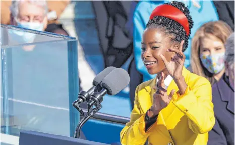  ?? FOTO: ALEX WONG/AFP ?? Die amerikanis­che Lyrikerin Amanda Gorman hat mit dem Gedicht „The Hill We Climb“bei der Amtseinfüh­rung von Joe Biden für Aufsehen gesorgt. Nun wird weltweit diskutiert, ob weiße Übersetzer ihre Gedichte in die jeweilige Sprache übertragen dürfen.