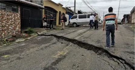  ?? Cortesía MUNICIPALI­DAD de DESAMPARAD­OS ?? En esta calle de la urbanizaci­ón Valladolid, en Los Guido de Desamparad­os, se aprecia el daño causado por las lluvias y los deslizamie­ntos.