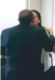  ??  ?? ENCUENTRO. Lobo Sosa dio un corto beso a su esposa Rosa.
