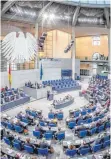  ?? FOTO: DPA ?? Im Plenarsaal des Bundestage­s muss ab Dienstag auch ein Mund-NasenSchut­z getragen werden.