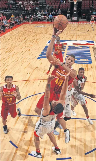  ??  ?? UN PÍVOT DE 2,21 METROS. Walter Tavares, en la Liga de Verano de la NBA con Cleveland Cavaliers.