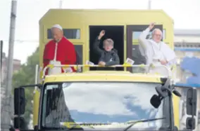  ?? REUTERS ?? Irski se katolici itekako pripremaju na papin dolazak, a fotografij­a lijevo prikazuje voštanu skulpturu današnjeg Svetog Oca pokraj njegova slavnog prethodnik­a Ivana Pavla II.