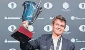  ?? AFP ?? Magnus Carlsen with his world championsh­ip trophy.