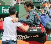  ??  ?? Selfie Roger Federer
si sottopone alla richiesta di
foto del ragazzino entrato sul centrale al termine della partita di primo turno del campione svizzero (Ap)