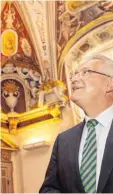  ?? Foto: Peter Fastl ?? Minister Joachim Herrmann macht große Augen, wenn er auf Augsburgs Denkmäler schaut. Hier ist er in den Badstuben der Fuggerhäus­er.
