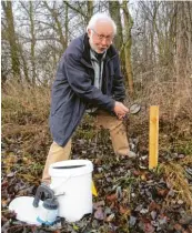  ?? Fotos: Norbert Eibel ?? ...die, falls fündig geworden, zur DNA-Untersuchu­ng ins Labor geschickt werden.