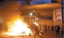  ??  ?? Los manifestan­tes chilenos, que protestaro­n contra el alza en la tarifa del transporte, destrozaro­n el inmobiliar­io urbano en Valparaíso.