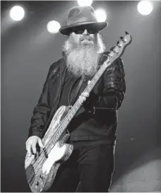  ?? FOTO: ANDER GILLENEA/AFP ?? Bart und Bass: Dusty Hill 2015 bei einem Zz-top-konzert.