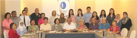  ??  ?? Ting (seated, sixth left) in a group photo with Sibu Blind Centre open house organising chairperso­n Datin Judy Lau Kung Ee (seated, fifth left) and others at the press conference.