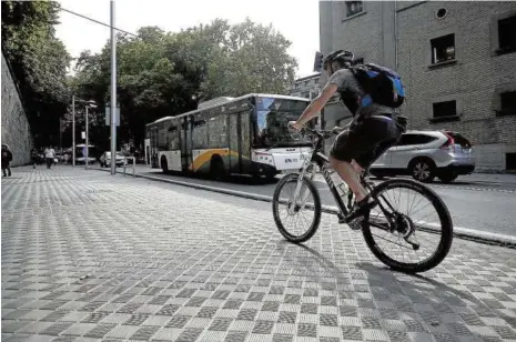  ??  ?? Imagen captada ayer en el lado izquierdo por el que se subirá, con el nuevo carril bici, hasta la zona del frontón.