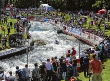  ?? Foto: Fred Schöllhorn ?? Auf viele Zuschauer an der Olympiastr­ecke am Augsburger Eiskanal hoffen die Organisato­ren der Kanu Titelkämpf­e im Jahr 2022. Unsere Aufnahme entstand bem Weltcup Finale 2014.