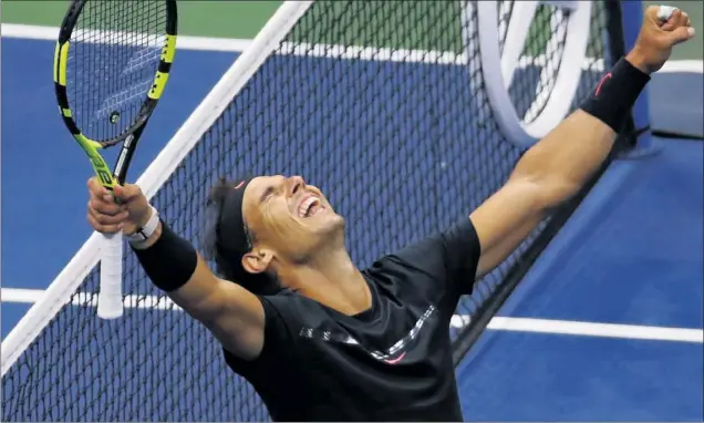  ??  ?? ÉXTASIS. Rafa Nadal alza los brazos al cielo de Nueva York después de conquistar su tercer título en Nueva York y el 16º Grand Slam de su carrera.
