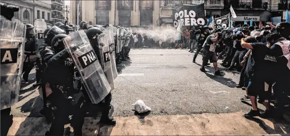  ?? ?? Buenos Aires. Un hombre se manifiesta este lunes, durante una protesta contra el gobierno de Milei, al cumplirse los primeros 100 días.