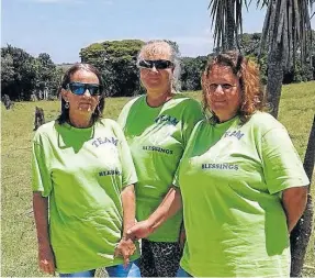  ?? Picture: SUPPLIED ?? KIND HEARTED LOCALS: The people behind the Blessings from Me to You East London facebook group who helped out at the Emagalini Abomvu Informal Settlement­s after a recent fire, from left, Lorainne Pretorius, Vilmer Preston and Louise Torr