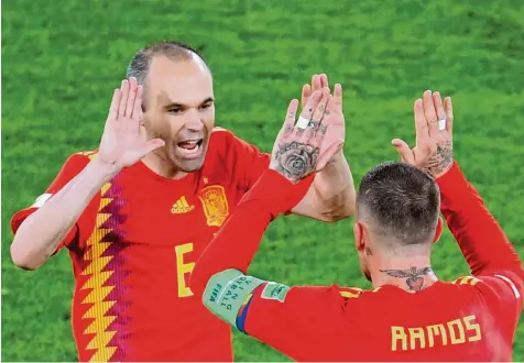  ?? Foto: Ozan Kose, afp ?? Die Spanier um Andrés Iniesta (links) und Sergio Ramos spielen im Achtelfina­le gegen die Mannschaft des WM Gastgebers Russland.