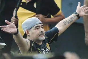  ?? AP ?? Figura. El ‘Pelusa’ Maradona entró al centro médico a realizarse exámenes rutinarios, luego todo varió.