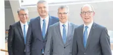  ?? FOTO: SL ?? „Der Vorstand hat die Fusion gut abgearbeit­et“, sind sich Werner Mayer, Georg Kibele, Stefan Scheffold und Josef Hodrus (von links) einig.