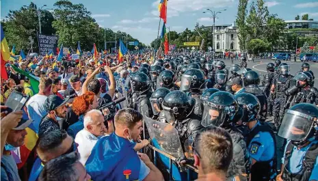  ?? Foto: Reuters ?? Ať odstoupí! Početné zástupy protestují­cích Rumunů žádají už několikátý den rezignaci vlády. Policejní těžkooděnc­i zranili stovky lidí.