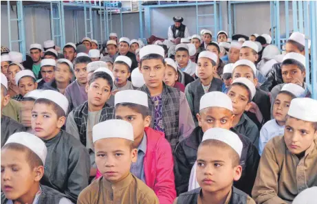  ?? FOTO: AZIZ RAHIMI ?? Wenn Augen Geschichte­n erzählen: eine Schulklass­e im Waisenhaus Ansari in Herat.