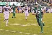  ?? BILL KOSTROUN THE ASSOCIATED PRESS ?? New York Jets quarterbac­k Josh McCown, right, scrambles for a touchdown during Thursday’s game in East Rutherford, N.J.