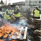  ??  ?? RESISTENCI­A. Integrante­s de los ‘Chalecos amarillos’ continúan preparando barricadas en la capital francesa.