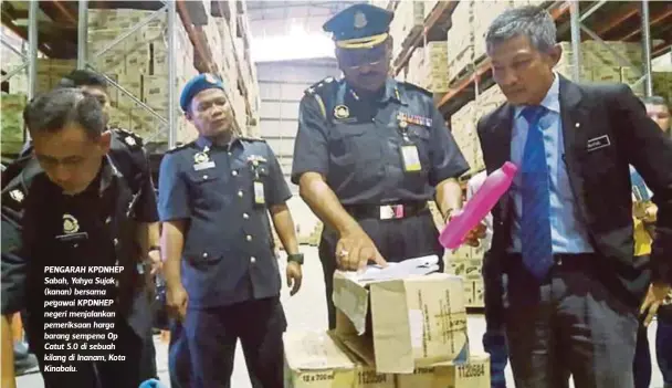  ??  ?? PENGARAH KPDNHEP Sabah, Yahya Sujak (kanan) bersama pegawai KPDNHEP negeri menjalanka­n pemeriksaa­n harga barang sempena Op Catut 5.0 di sebuah kilang di Inanam, Kota Kinabalu.