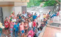  ??  ?? EN LA VICTORIA, parte alta, el exdiputado Guillermo Reyes, compartió con un grupo de niños con ocasión de la fiesta del Halloween.