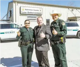  ?? Kim Christense­n / For the Chronicle ?? Deputy Angie Uvalle, left and builder Steve Mataro with DSWand Deputy Jeremy Creech pose in from of the new Galveston County Sheriff’s substation in Bacliff.