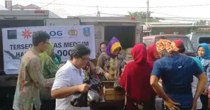  ?? ARISKY PRASETYOHA­DI/JAWA POS ?? MEMBANTU: Warga antre membeli beras dan telur dalam operasi pasar yang digelar pemkab di Pasar Larangan kemarin.