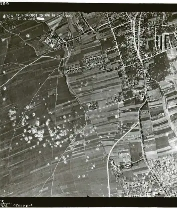  ?? Foto: Stadtarchi­v Augsburg ?? Im April 1945 machten Amerikaner Luftaufnah­men, darunter auch von diesen Feldern und Äckern. Dort befindet sich laut Stadtarchi­v heute das Gewerbegeb­iet an der Pöttmeser Straße. Die Krater sind Bombentric­hter.