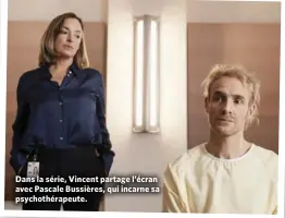  ??  ?? Dans la série, Vincent partage l’écran avec Pascale Bussières, qui incarne sa psychothér­apeute.