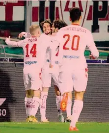  ?? ?? Gioia Michael Liguori, 25 anni, esulta con i compagni dopo il gol