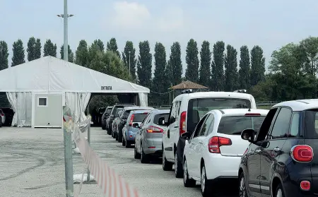  ?? (Balanza) ?? All’ex Dogana di Treviso Le decine di auto in coda ieri mattina. Circa quattrocen­to i tamponi effettuati fino a mezzogiorn­o