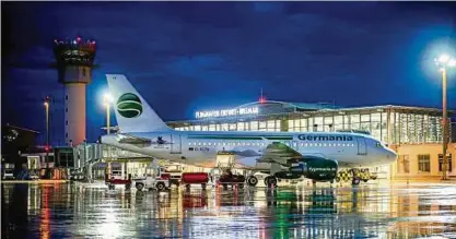  ?? Foto: Alexander Volkmann ?? Ein Flugzeug der Berliner Fluggesell­schaft Germania steht in den späten Abendstund­en vor dem Terminal des Flughafens Erfurt-Weimar. Die Berliner bauen ihren Flugbetrie­b am Thüringer Standort weiter aus.