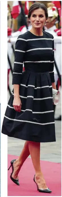  ??  ?? En el viaje de Estado a Perú, en noviembre, acertó con un “look lady” de Carolina Herrera. La cartera es de Furla; y los salones con detalles de vinilo, de Magrit.