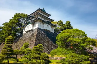  ??  ?? Tour de garde du palais impérial de Tokyo, ville construite autour de l’ancien château d’Edo.