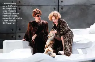  ??  ?? L’Homosexuel ou la Difficulté de s’exprimer, avec Madame Garbo (jouée par Hernan Franco, à gauche) et Madre (Juan Manuel Gil Navarro)